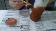 Декор бутылки бумажными салфетками и акриловыми красками.