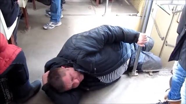 пьяный в трамвае слушает музыку