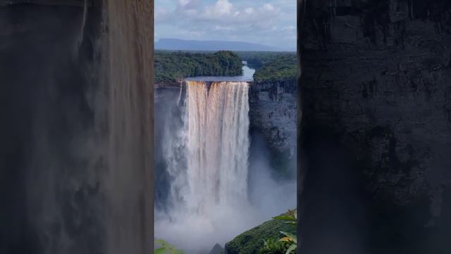 Най-голямата природна забележителност в Гвиана - водопадът Kaieteur на река Potaro, висок 226 метра.