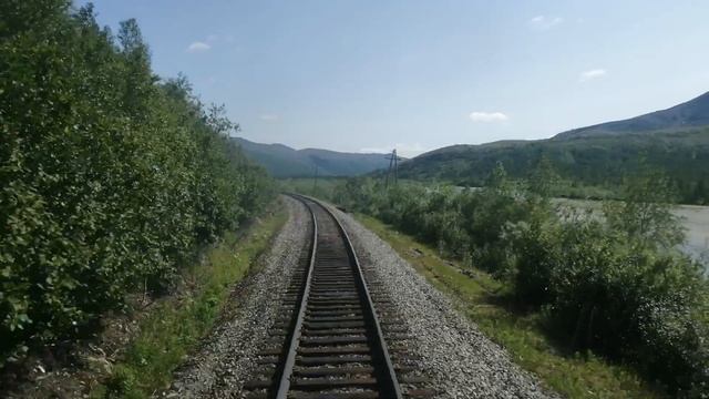 Вид из окна поезда - Полярный Урал. Долина реки Собь (Приуральский р-н, Ямало-Ненецкий АО)