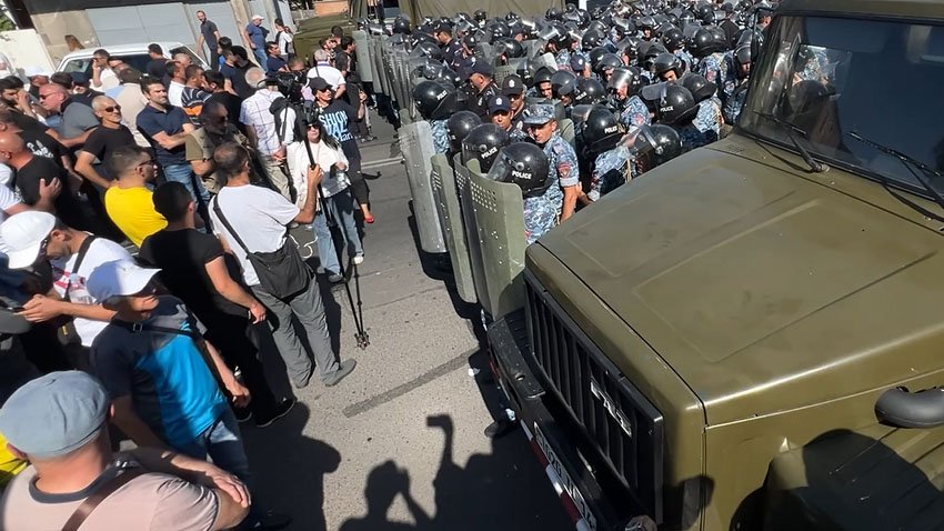 Во время акции протеста в Ереване произошли стычки демонстрантов с полицией