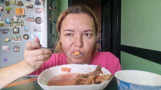 Мукбанг, на обед борщ с говяжьими рёбрышками.