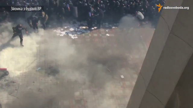 В сети появилось видео, зафиксировавшее человека, который бросил под Радой гранату