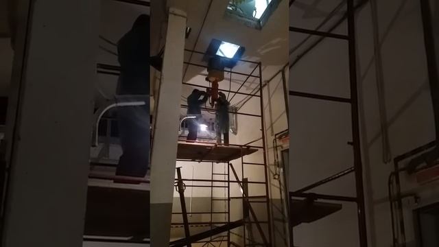 Как нужно сверлить в потолок