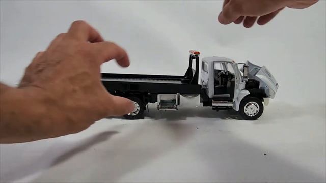 Jada Toys International DuraStar 4400 Flat Bed (White) 1/24 Scale