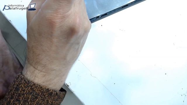 REPARACIÓN BISAGRAS PORTÁTIL MSI.  ESTÁ DESTROZADO!