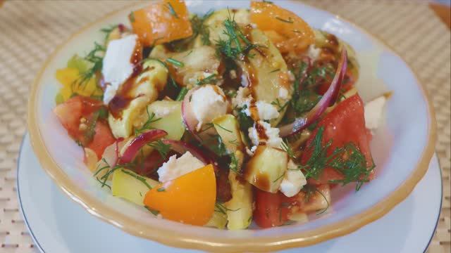 Салат с кабачками, томатами и фетой.mp4