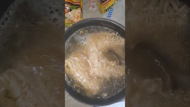 готовим Роллтон с тушёнкой