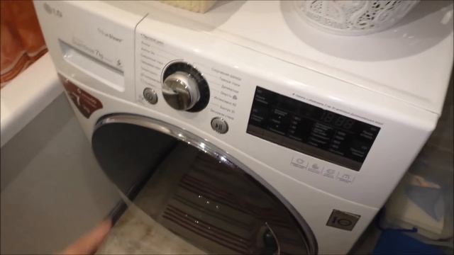 Течет из под дверцы стиральной машинки ?Смотрите может поможет.