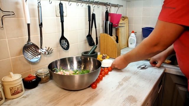 Самый простой и быстрый салат в мире! Салат с рукколой рикоттой помидорами и колбасой!