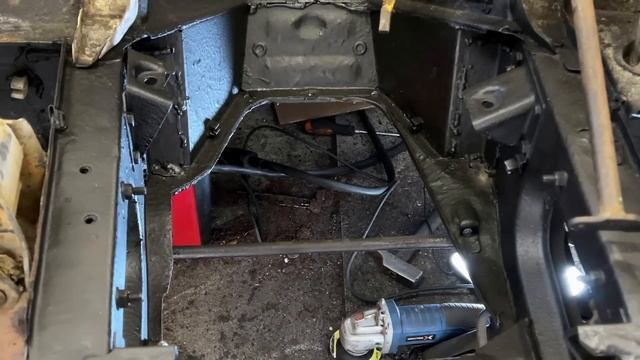 Restauration pas à pas d'une Renault 4L EP6 : la mamie a des dessous bien pourris !!