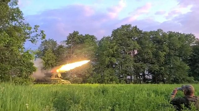 Пуск зенитной ракеты из зенитного пушечно-ракетного комплекса 2С6 «Тунгуска»