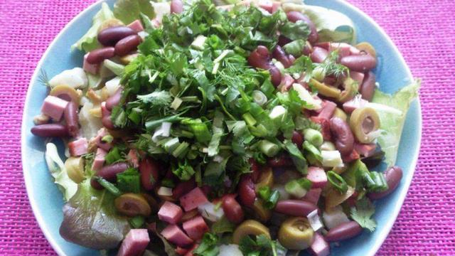 Овощной салат с жаренной колбасой