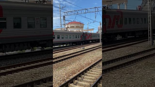 Пассажирский поезд проезжает станцию «Мацеста»