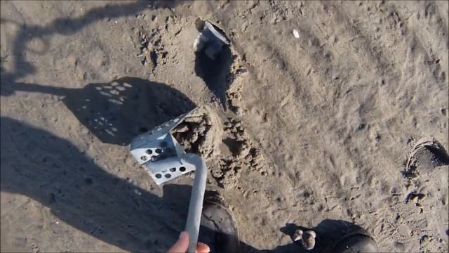 Золотые цепочки в мокрая соленой воде Песок