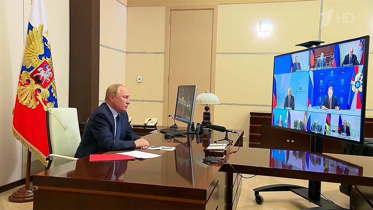 Владимир Путин провел совещание с постоянными участниками СБ России