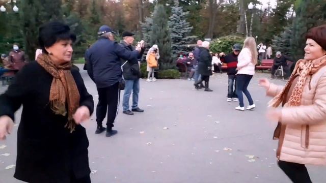 ПР ПЯТЬДЕСЯТ, ПОТОМ ПО СТО! СЧАСТЛИВЫЕ МОМЕНТЫ ИЗ ПАРКА ГОРЬКОГО ХАРЬКОВ ТАНЦЫ