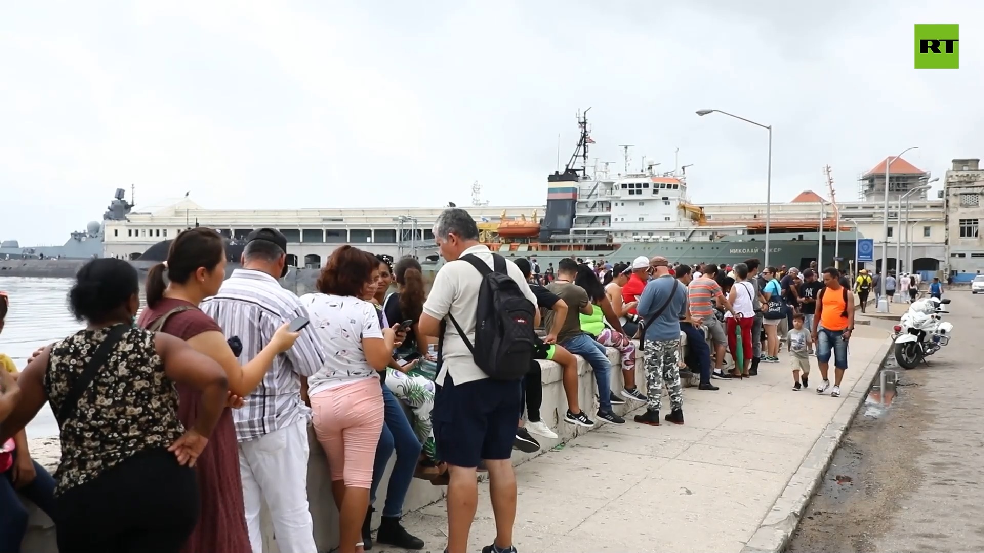 В Гаване жители выстроились в очередь для посещения российских военных кораблей