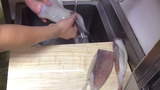 スルメイカのさばき方～握り　寿司職人の仕込み How To Clean A  Squid And Make Sushi