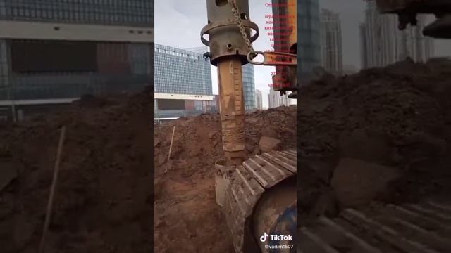 Строительство ограждающих конструкций котлована ТЦ у ст.м."Ботанический Сад" ведёт фирма "УБР".