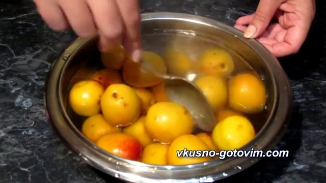Пирог с абрикосами, заварным кремом и безе