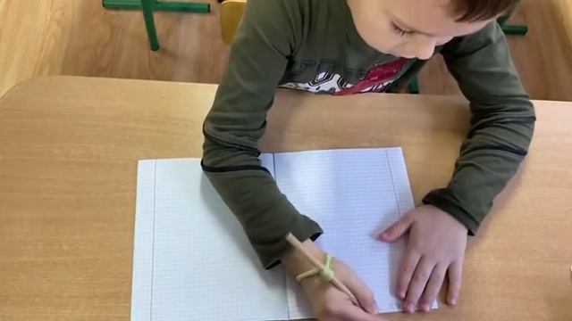 Лайфхак "Как правильно держать карандаш"  с помощью резинки