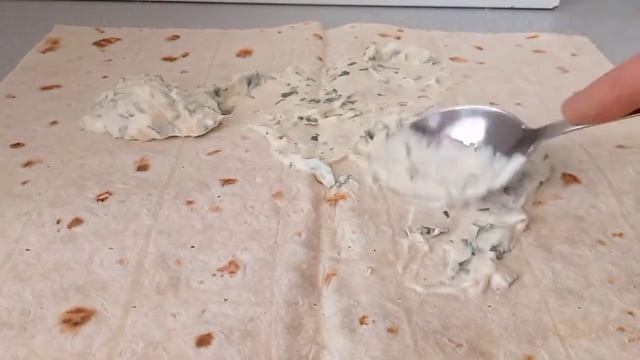 Я его приготовил из лавашаРулет с сардиной яйцом чесноком и зелёньюRoll with sardine and egg!