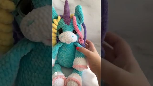 Единорог из плюшевой пряжи. Отличный вариант для подарка