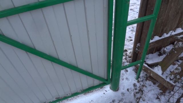 Ворота с необычным засовом