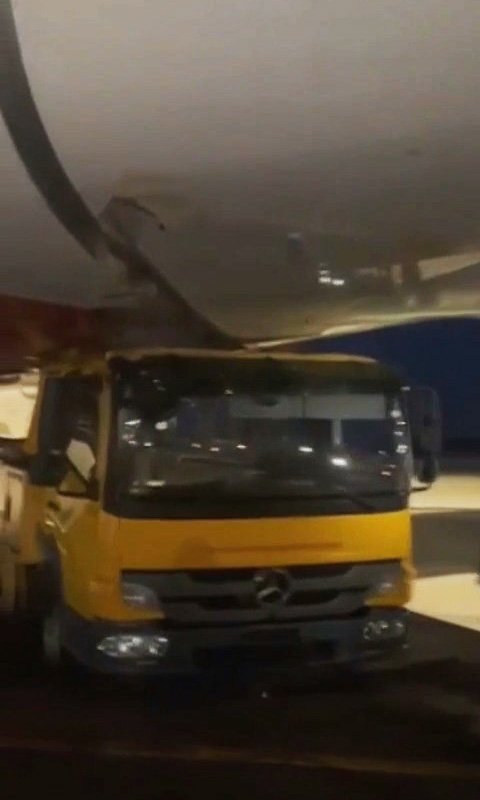 Водовоз врезался в Airbus А380 в Домодедово
