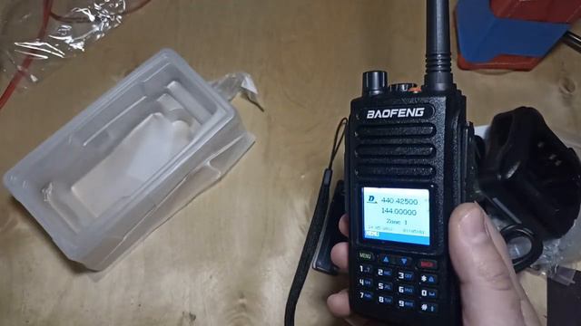 Распаковка и поверхностный обзор радиостанции Baofeng DM-1702.