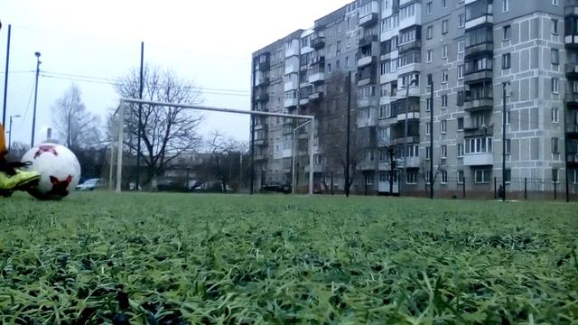 Просто тренировка)) Получил мячом в голову!