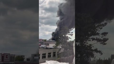 Берлин накрыло токсичным дымом: пожар на металлургическом заводе Diehl