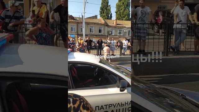 На Привозе в Одессе толпа людей окружила наряд полиции,который пытался задержать мужчину на блокпост