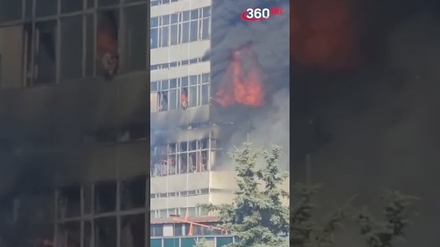 Страшные кадры: мужчина выпрыгивает из окна горящего здания во Фрязине, чтобы спастись