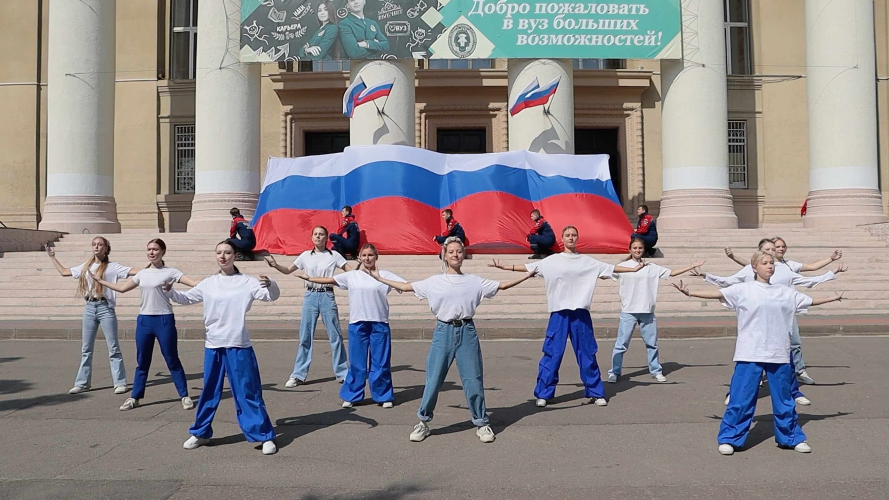 Студенческая патриотическая акция ВолГАУ "Я поднимаю флаг своего государства"