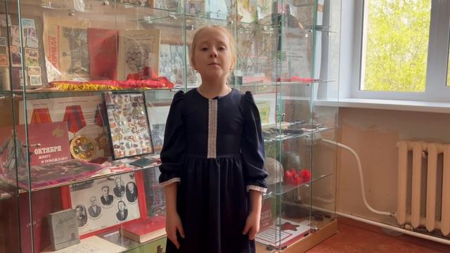 Ахлюстина Ева 8 лет читает стихотворение В.Степанова "Приходят к дедушке друзья"