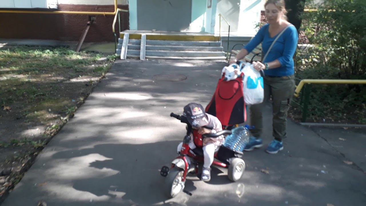Оля устала с дороги