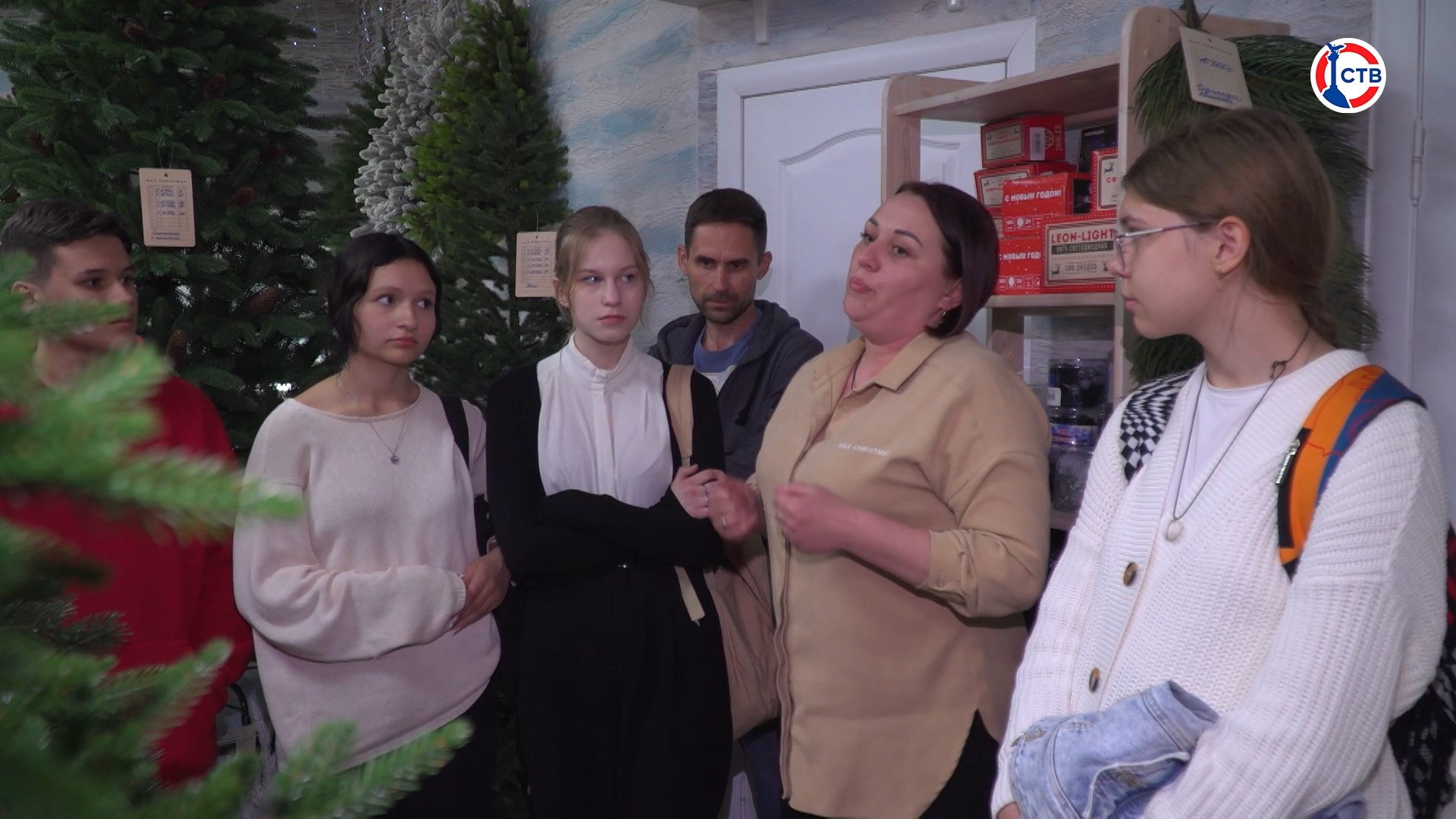 Севастопольских школьников познакомили с работой фабрики по производству новогодних ёлок