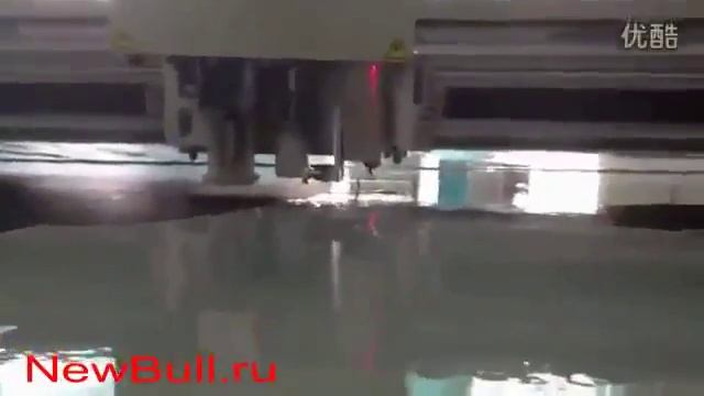 Планшетный режущий плоттер DCZ в процессе вырезания многослойных элементов тканевой выкройки, режущ