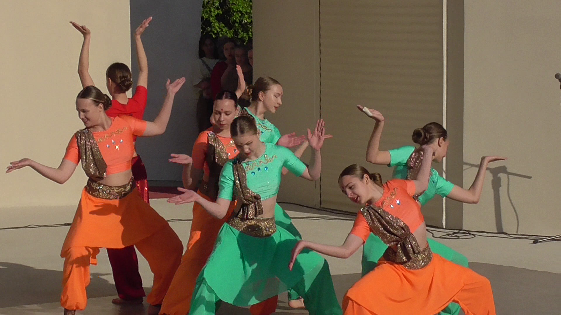 Танцевальный коллектив танцует индийский танец