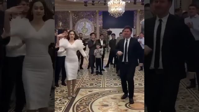 Лезгинка в шикарном платье