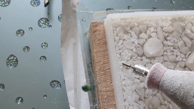 Поднос из эпоксидной смолы и камней.