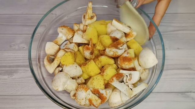 Картофель с грибами, курицей и сыром в духовке