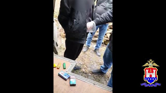 Калининградские полицейские задержали местного жителя, который искал в лесу тайник с наркотиками