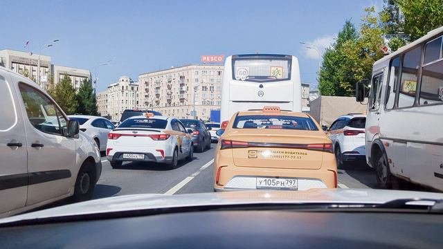 Яндекс такси! С утра Яша порадовал,а потом опять катал центр..
