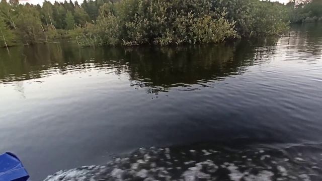 Вечер, катаемся на лодке с самодельным подвесным мотором.