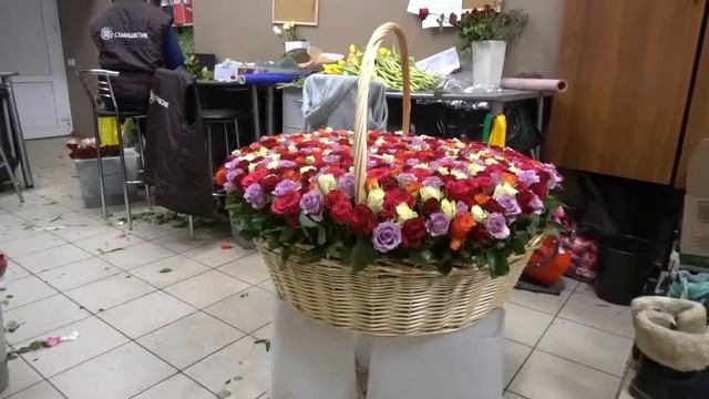 501 роза микс в корзине