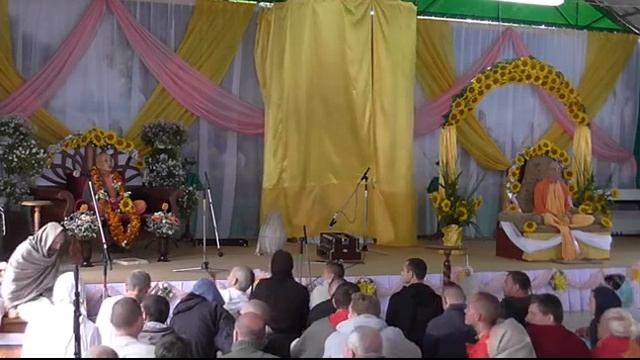 2016 08 13 Вьяса пуджа 2 Подношения