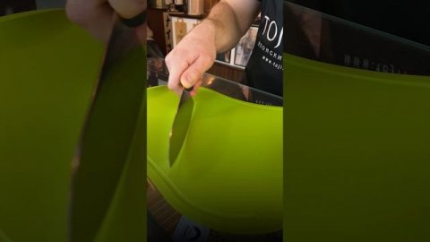 Пользуясь обухом ножа при уборке продуктов с разделочной доски, вы сохраняете остроту кромки ножа